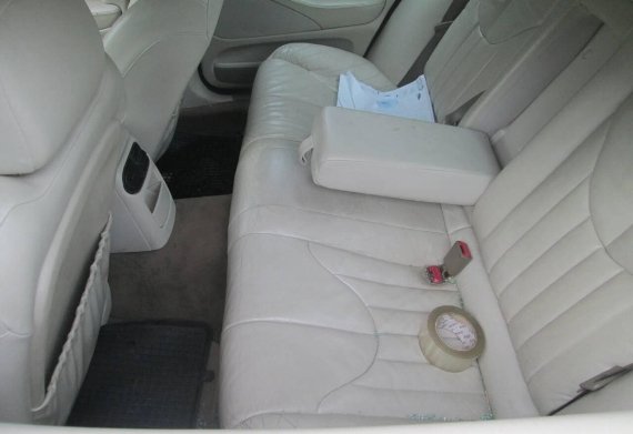 Ужгородець пошкодив скло на дверцятах «Jaguar» та вкрав дещо із машини – 01