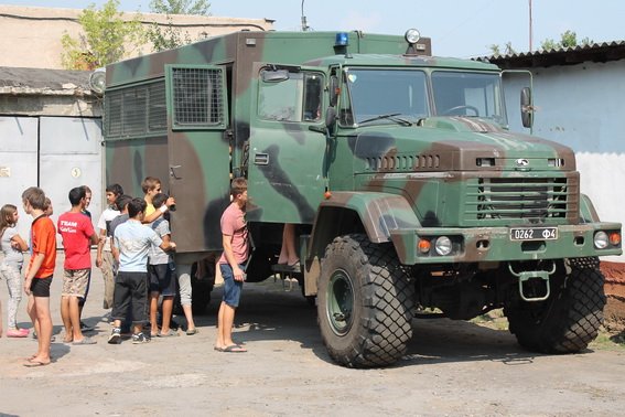 До бійців Ужгородського батальйону Нацгвардії завітали півсотні дітей-сиріт – 08