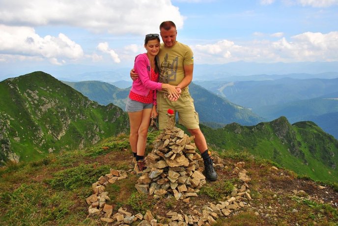 Боєць АТО влаштував дівчині на вершині гори романтичне освідчення – 01