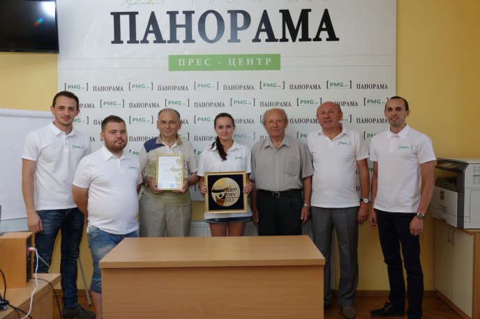 PMG.ua — 15 років у світі онлайн-медіа: від ідеї до лідерства – 03 2017 рік — команда з нагородою «Лідер року» (наразі таких відзнак вже кілька)