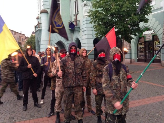 У Мукачеві провели марш пам’яті, присвячений Небесній сотні та полеглим Героям Одеси (ФОТО) – 03