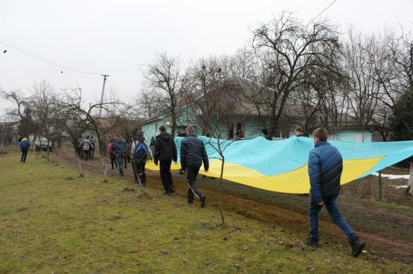На колінах зі сльозами на очах полеглого "кіборга" зустріли мешканці рідної Ільниці (ФОТО) – 13