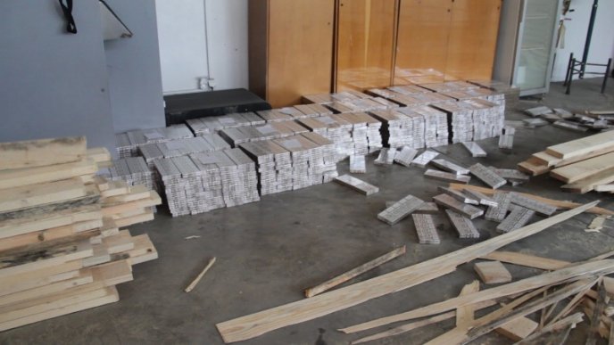 У пиломатеріалах, які перевозив чоловік, знаходилося 95 тисяч пачок цигарок – 12