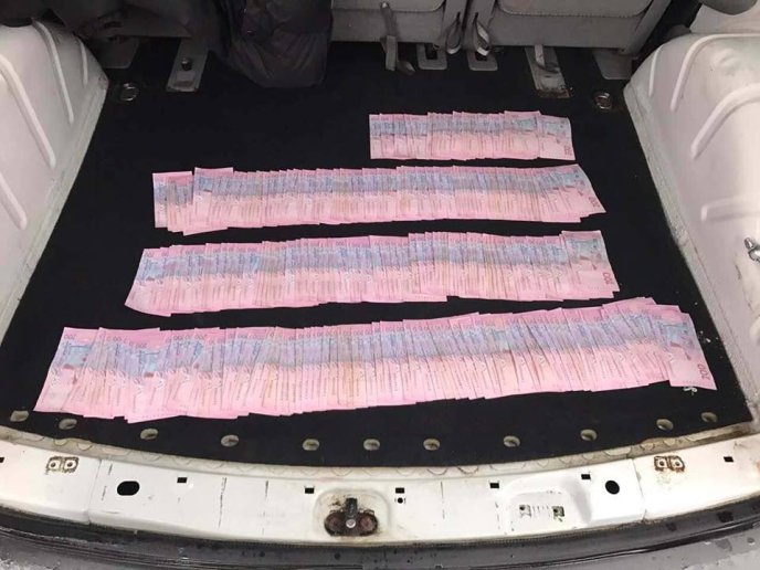 Біля прокуратури Закарпаття затримано поліцейського, який отримував хабар у розмірі 2 тисяч доларів – 02 Біля прокуратури Закарпаття затримано поліцейського, який отримував хабар у розмірі 2 тисяч доларів – 02