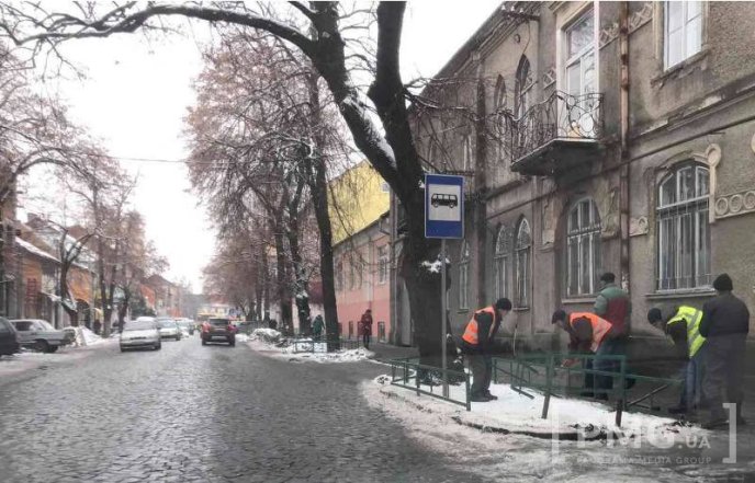 У Мукачеві по вулиці Духновича комунальники зрізають огорожу. Навіщо – поки невідомо – 01