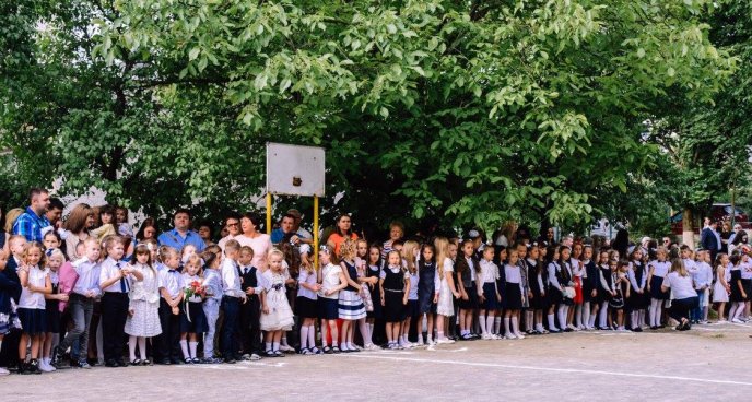 Для 690 ужгородських одинадцятикласників пролунав останній дзвінок – 19