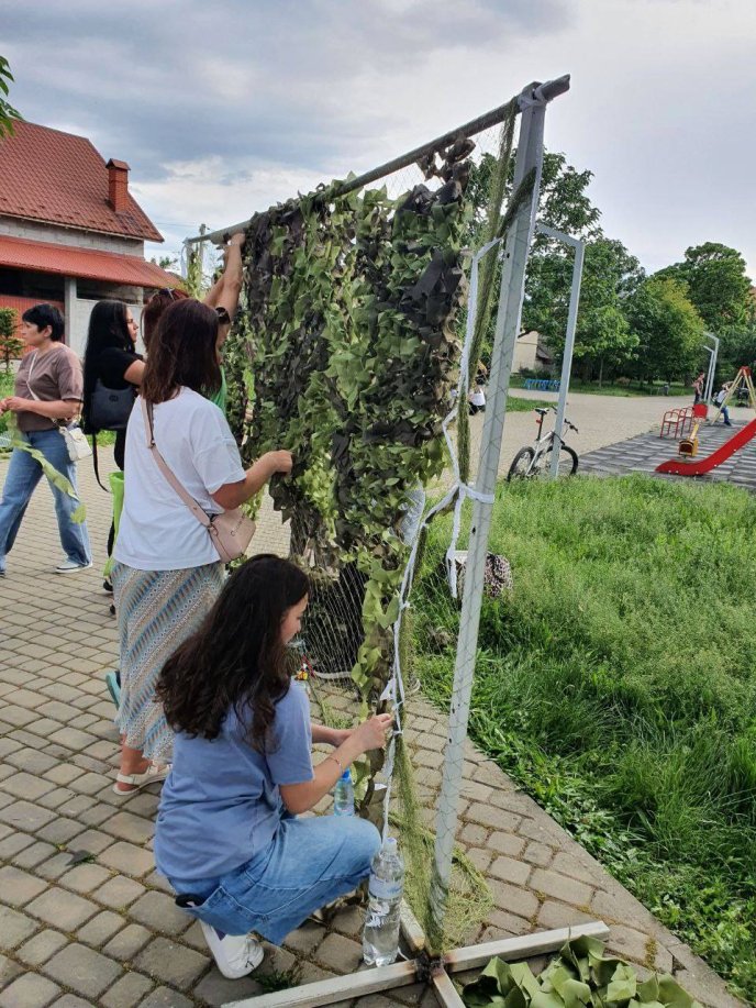 У Мукачеві провели благодійний фестиваль – 01 На фестивалі плели маскувальні сітки