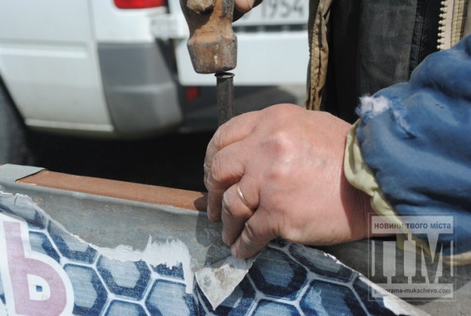 Вулиці Мукачева прибирають від рекламних носіїв (ФОТО) – 03