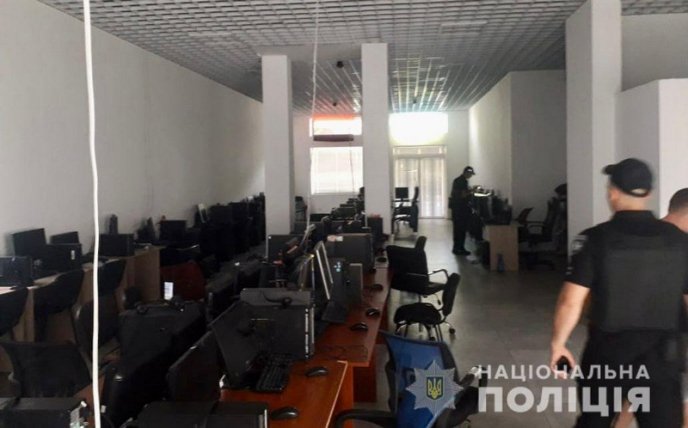 Масштабне викриття у Мукачеві: поліція показала відео – 03