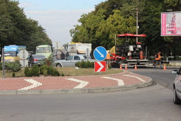 У Мукачеві ремонтують перехрестя біля "ГІДу" – 04