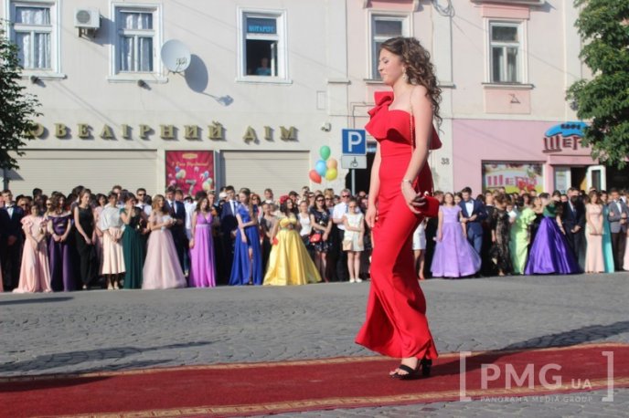На центральній площі Мукачева проходить "Свято випускників – 2016"  – 23