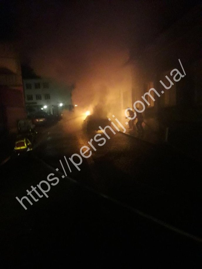 У Хусті вночі згорів автомобіль – 01