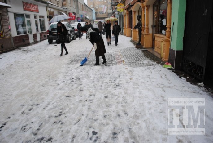 Мукачево у сніговому полоні: комунальники відкопують місто (ФОТО) – 15