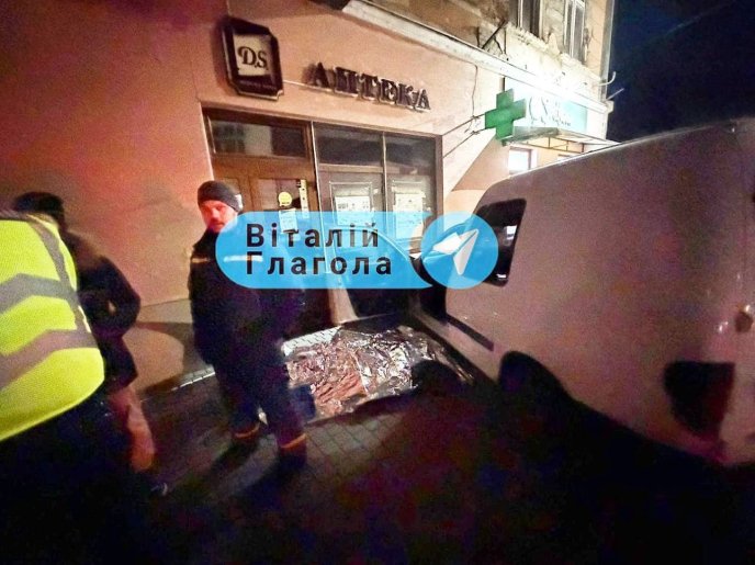 Авто влетіло в аптеку / фото: Віталій Глагола