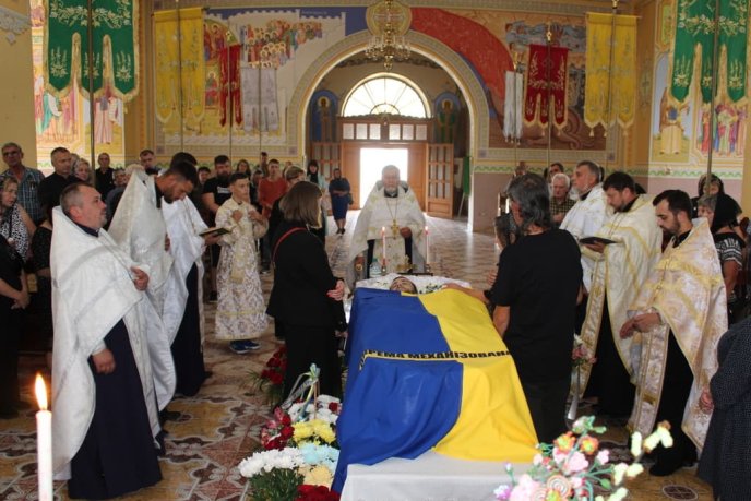 На Закарпатті в останню путь провели 32-річного захисника – 03