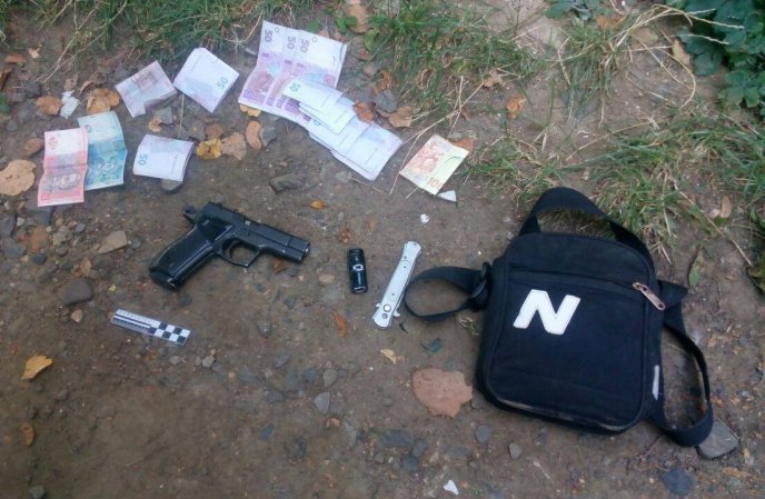 У Мукачеві біля стадіону сталась масова бійка: чоловік погрожував поліцейському зброєю – 03