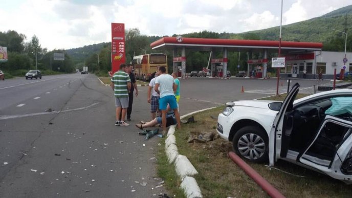 На трасі "Київ-Чоп" зіткнулися легковик та поліцейський автомобіль. Є травмовані – 01