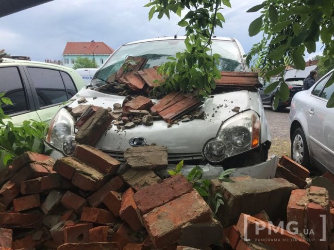 На парковці позаду мукачівської ратуші стіна розтрощила п’ять автівок – 04 На парковці позаду мукачівської ратуші стіна розтрощила п’ять автівок – 04