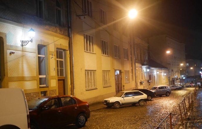 На вулиці Духновича в Ужгороді засвітились ретроліхтарі – 10