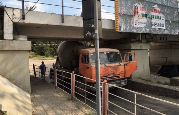 Розмір має значення: в Ужгороді великогабаритна бетономішалка застрягла під мостом – 01