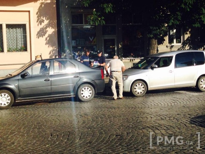 На вулиці Ярослава Мудрого у Мукачеві не розминулись дві автівки – 02