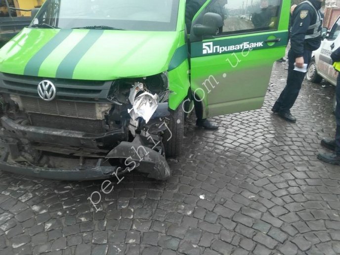 У Мукачеві інкасаторський автомобіль "Приватбанку" потрапив у ДТП – 02 У Мукачеві інкасаторський автомобіль "Приватбанку" потрапив у ДТП – 02