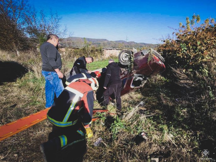 Жахлива автотроща на Закарпатті: є загиблий та багато травмованих – 04