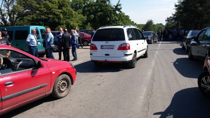 Голова облради Михайло Рівіс домовився з власниками іноземних авто про розблокування КПП «Ужгород» – 08 Голова облради Михайло Рівіс домовився з власниками іноземних авто про розблокування КПП «Ужгород» – 08