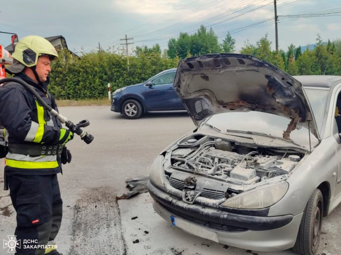 У Мукачеві та в Хусті горіли автомобілі – 01 У Хусті горіло авто
