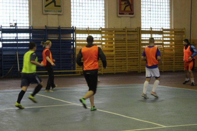 Патрульні поліцейські зійшлись у футбольному двобої із журналістами та громадськими активістами – 12