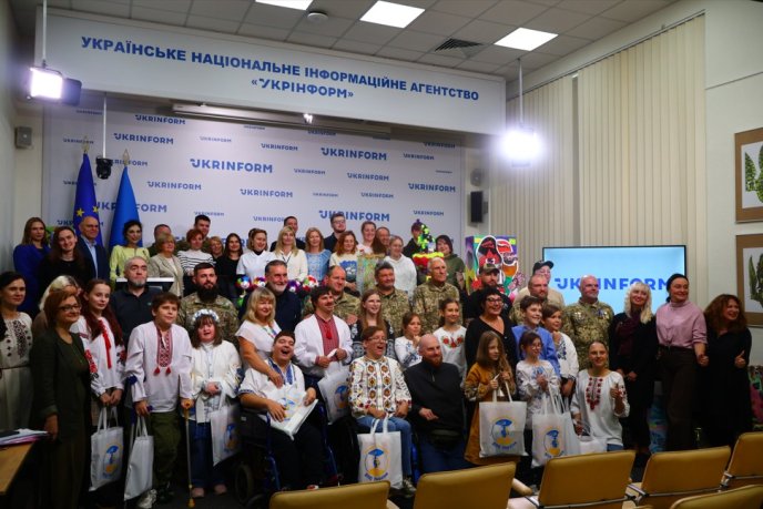 Напередодні Дня захисника України мистецтво об’єднало воїнів і дітей – 06