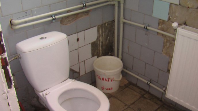 Користувачів мережі шокував стан однієї із вбиралень Ужгородської дитячої лікарні – 05