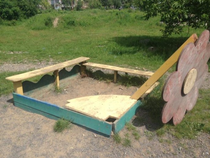 У Хусті після посиденьок вандали залишили купу сміття та зламані конструкції на дитмайданчику – 06