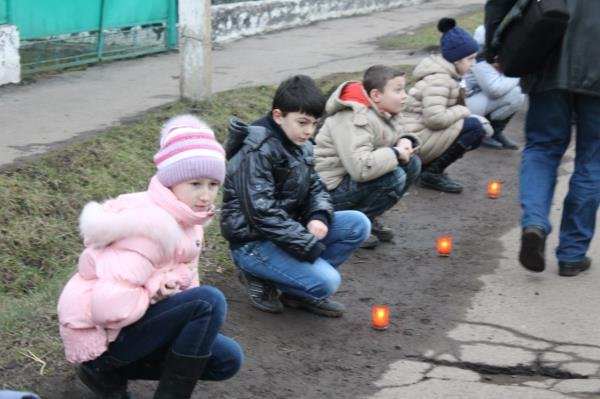 На колінах зі сльозами на очах полеглого "кіборга" зустріли мешканці рідної Ільниці (ФОТО) – 03