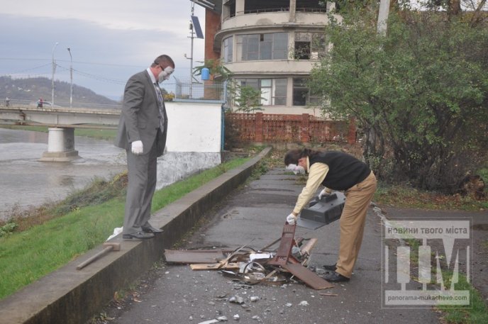 У Мукачеві відбувся соціальний флешмоб, в рамках якого розбили телевізор (ФОТО) – 18