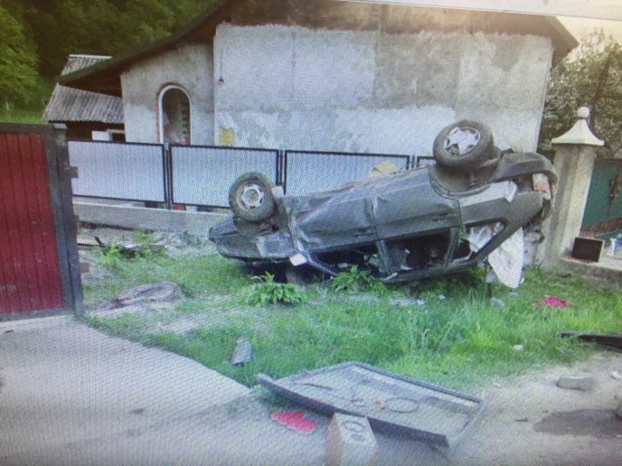 20-річний хлопець на своїй автівці в’їхав у металеву огорожу: зараз юнак у реанімації – 02