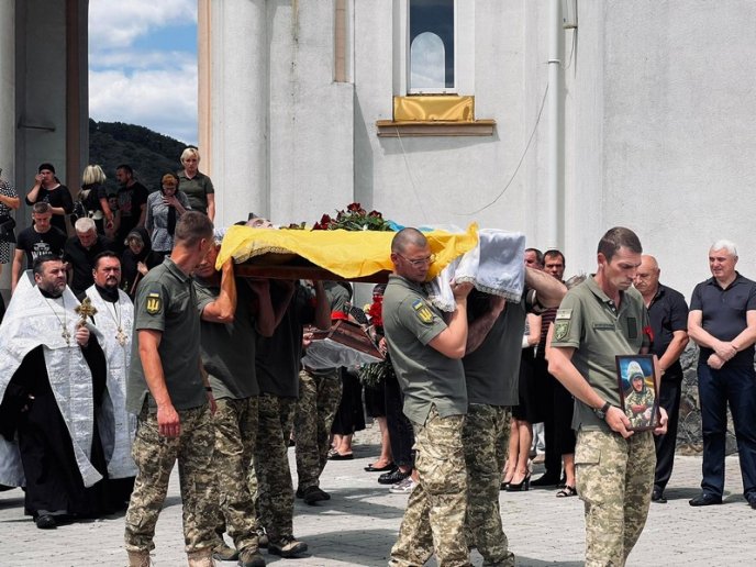 Мукачево попрощалося із загиблим на війні Героєм – 08 Мукачево попрощалося із загиблим на війні Героєм – 08