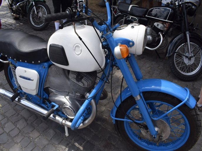 80 ретроавтомобілів і мотоциклів їздили вулицями Ужгорода – 18 80 ретроавтомобілів і мотоциклів їздили вулицями Ужгорода – 18