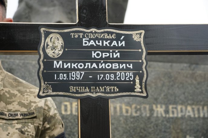 Ужгород попрощався із двома захисниками, які загинули в один день – 04