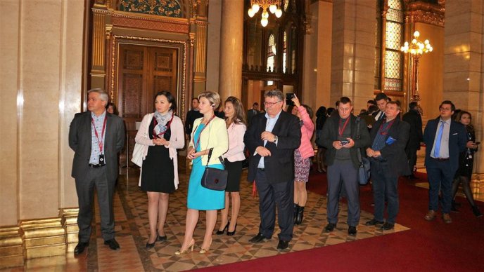  У парламенті Угорщини започаткували екскурсії українською мовою – 03