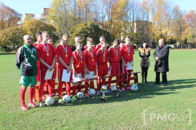 Гравців ФК "Сокіл" нагородили золотими медалями чемпіонату Мукачівщини з футболу – 01