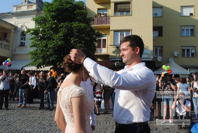 У центрі Мукачева відбувся урочистий парад випускників (ФОТО) – 35