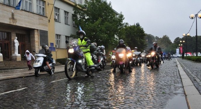 Вулицями Ужгорода проїхалися байкери на унікальних мотоциклах – 10