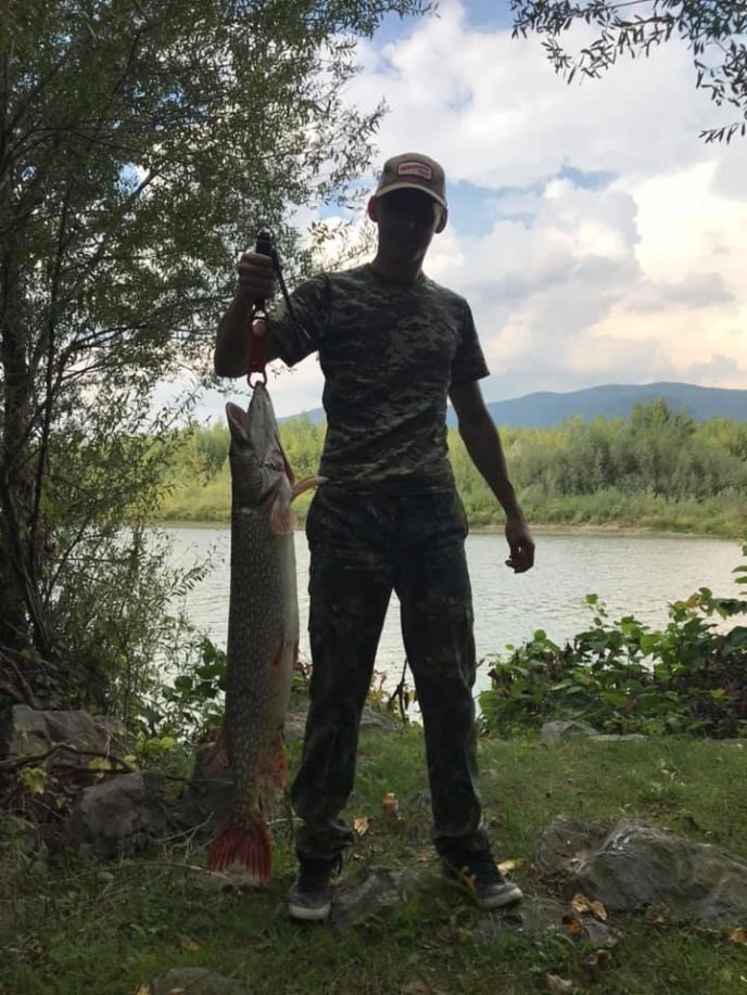 Рибалка похвалився великою щукою, яку впіймав у річці Тиса – 01