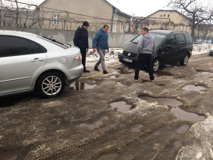 На Закарпатті після суспільного розголосу голова села пішов засипати ями на дорозі – 04