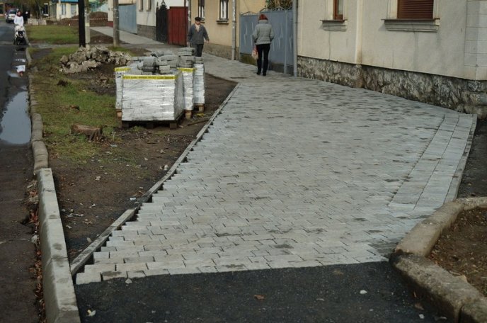 На одній із вулиць Мукачева облаштовують тротуар – 04 На одній із вулиць Мукачева облаштовують тротуар – 04