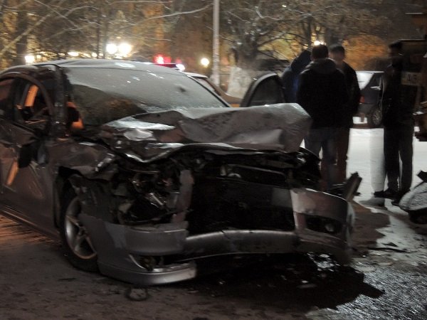 У Берегові іномарка врізалась у снігоочисник – 01