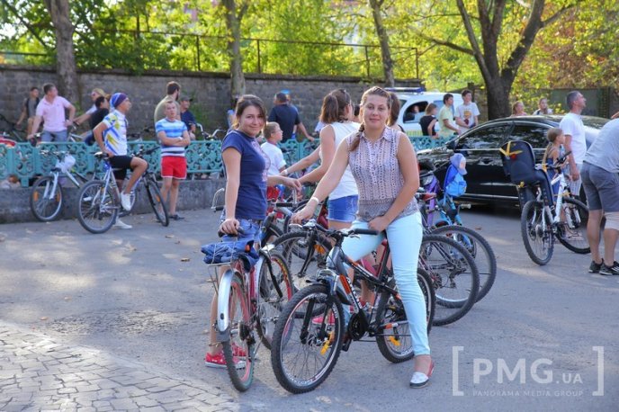 Велозаїзд у День Незалежності України та "кольоровий" флешмоб у Мукачеві: як це було – 03