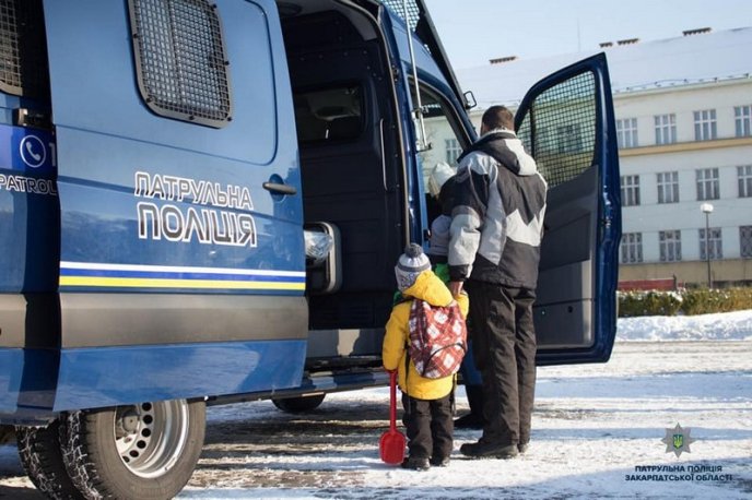 Як діти закарпатським патрульним колядували – 06