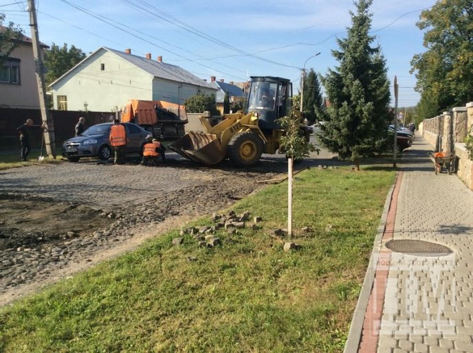 У Мукачеві демонтували одразу чотири "лежачих поліцейських" (ФОТОРЕПОРТАЖ) – 02